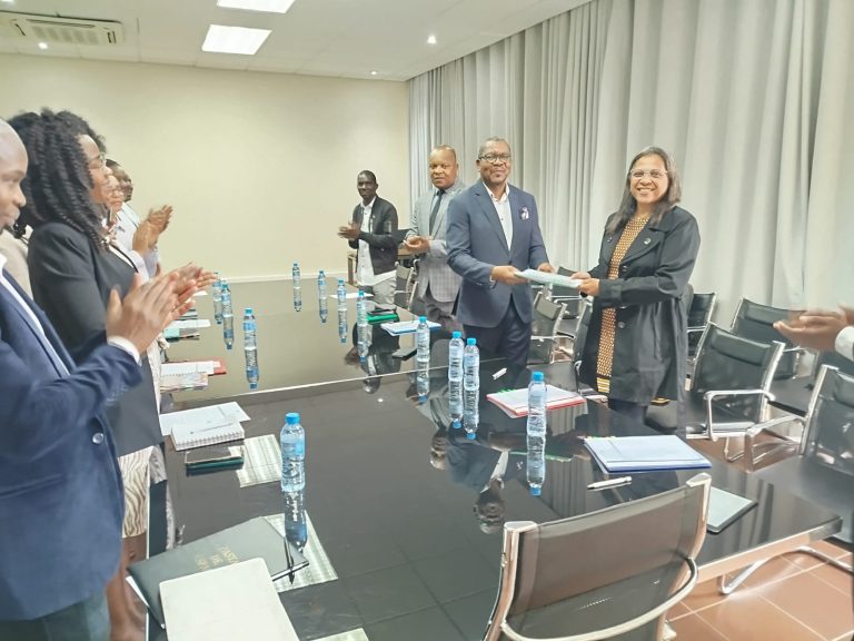 UEM realiza cerimónia de entrega de pastas e marca transição de liderança