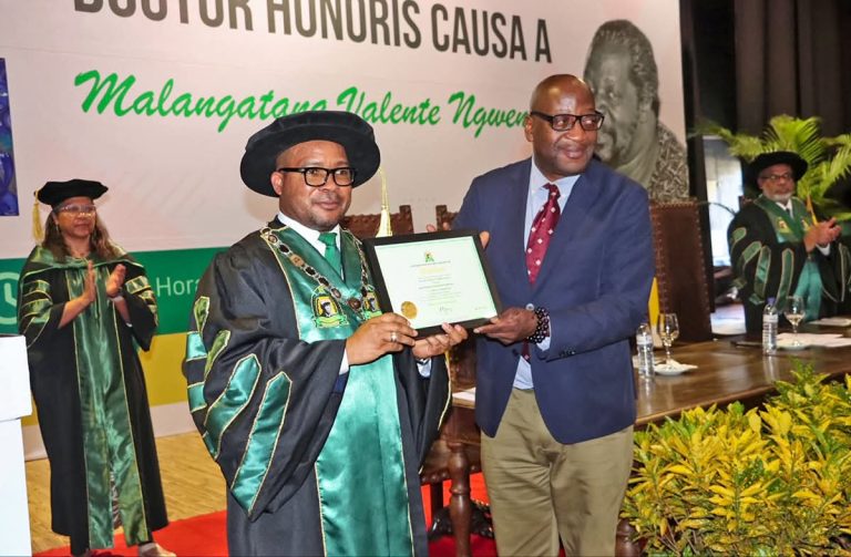UEM homenageia Malangatana com o grau de Doutor Honoris Causa